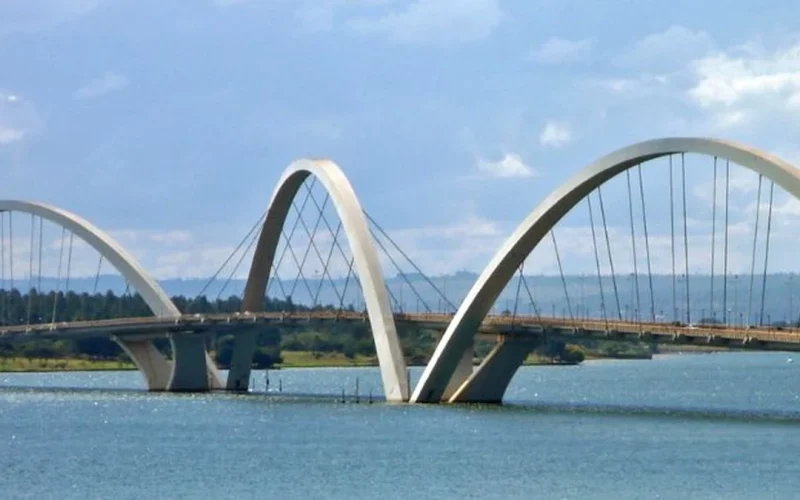 Ponte JK: O Milagre Estrutural Brasileiro que Encanta o Mundo e Inspira Obras de Arte de Aço