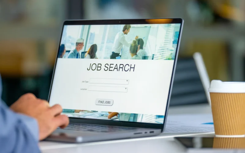 LinkedIn Revela: IA Não Causa Queda nas Contratações, Mas Mudanças no Mercado de Trabalho São Inevitáveis