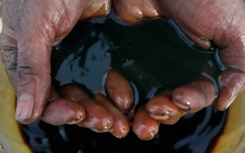 Petróleo em Queda Livre: Negociações de Paz com o Irã Sinalizam Fim da Crise e Impactam Mercados Globais