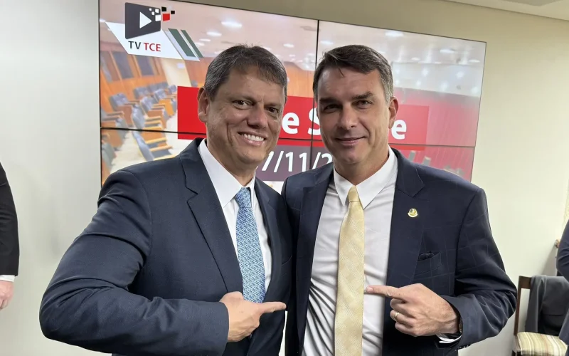 Tarcísio de Freitas: Flávio Bolsonaro Pode Superar Lula no Primeiro Turno, Diz Governador de SP