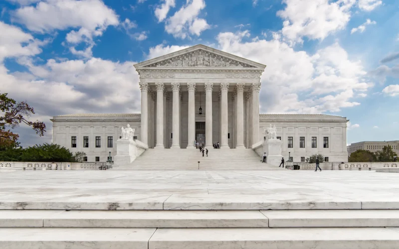 Hacker do Supremo Tribunal dos EUA é Condenado a Probation: Lições Financeiras e de Segurança Cibernética para o Brasil