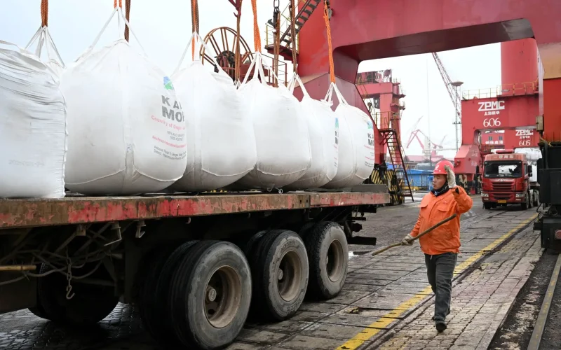 Crise em Ormuz: Rússia usa fertilizantes como arma geopolítica para driblar sanções e influenciar o Sul Global