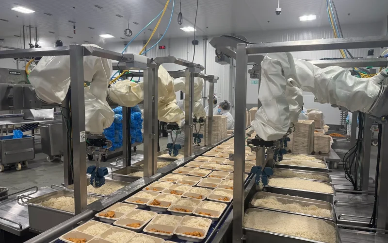 Robôs na Cozinha: Chef Robotics Supera 100 Milhões de Refeições e Desafia o 'Cemitério' de Startups de Automação Alimentar