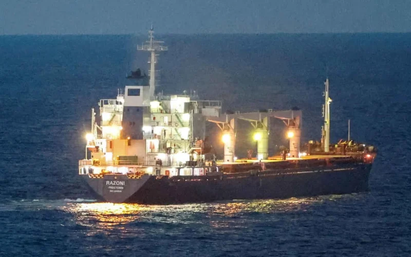 TENSÃO NO ESTREITO DE ORMUZ: Lanchas do Irã Atacam Petroleiro em Meio a Novas Restrições Marítimas Globais