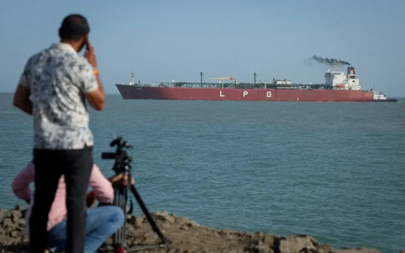 Índia Exige Respostas do Irã Após Ataque a Navios Indianos no Estreito de Ormuz: O Que Isso Significa Para o Comércio Global?