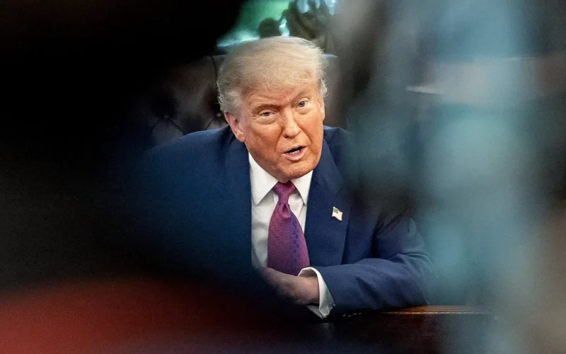 Impasse em Ormuz: Trump abre negociação com Irã e ameaça infraestrutura civil em meio a tensões