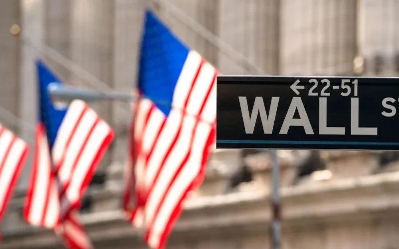 Wall Street em Alerta: Irã Fecha Estreito de Ormuz e Ameaça Guerra; Bolsas Mundiais Reagem em Baixa