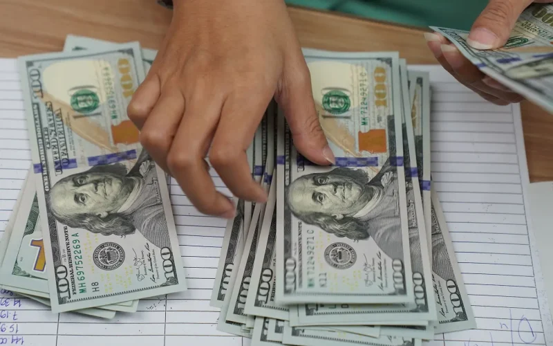 Dólar em Montanha-Russa: Tensão no Oriente Médio e Revisão de Juros no Brasil Impactam Cotação