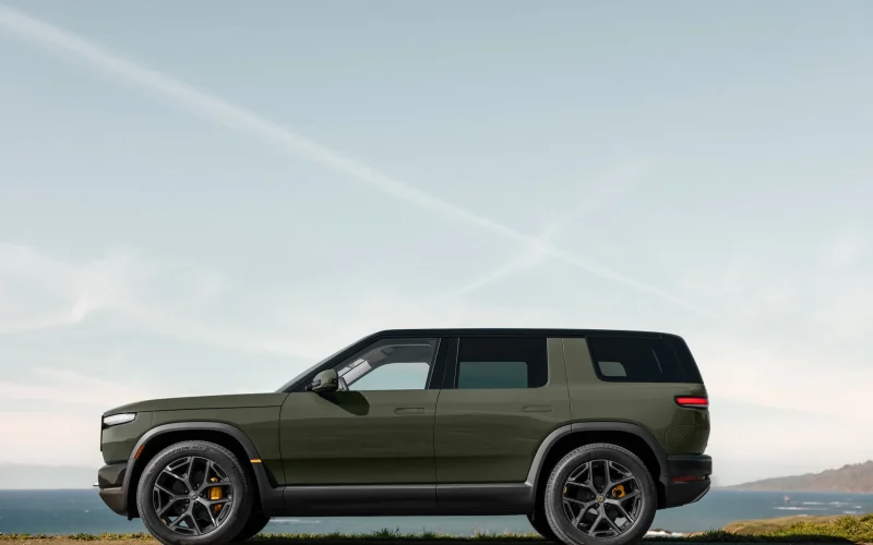 Tornado Atinge Fábrica da Rivian Antes do Lançamento do SUV R2: Produção Suspensa e Impacto no Mercado de Veículos Elétricos