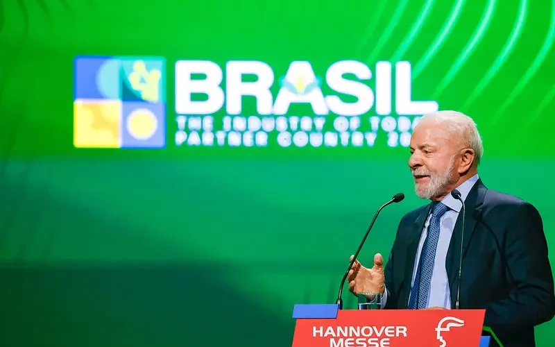 Lula na Alemanha defende imigração e critica fake news, contrastando com políticas anti-imigração de Merz