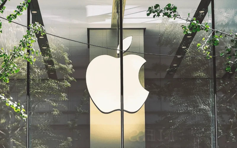 Apple Sob Nova Direção: John Ternus assume como CEO e Tim Cook vai para o conselho, moldando o futuro da IA na gigante da tecnologia