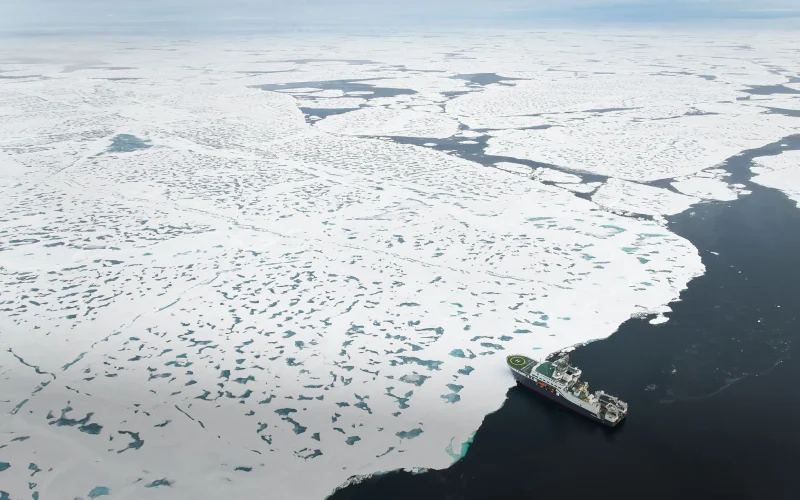 Polos Norte Gelados ou Águas Abertas? Ciência Desvenda Clima Passado e Futuro do Ártico e Seus Impactos Econômicos