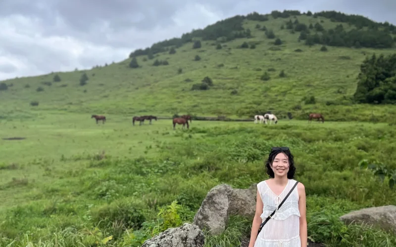 Descubra os Interesses Atuais de Michelle Kim: De Ídolos Virtuais a Lições de Vida em Cidades Tóxicas