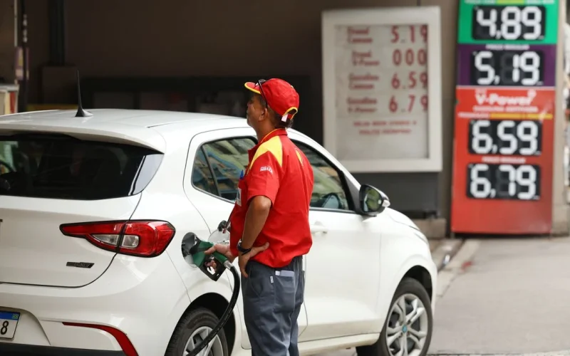 Governo Cria Mecanismo para Reduzir Impostos de Combustíveis com Receitas Extras do Petróleo