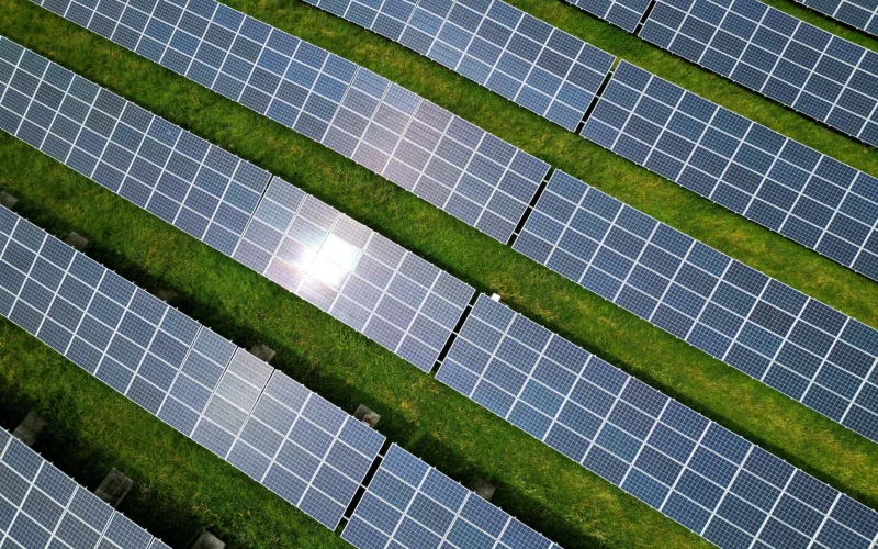 Crise do Petróleo Impulsiona Exportações Chinesas de Energia Renovável: Painéis Solares e Elétricos em Alta