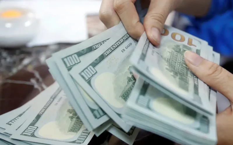 Dólar Abaixo de R$ 5: Cautela Global Pressiona Bolsa Brasileira em Dia de Ajustes e Volatilidade no Petróleo