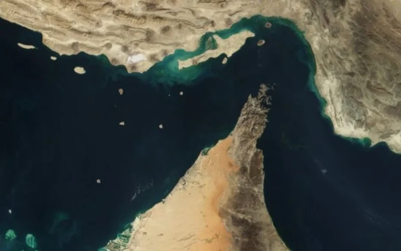 Estreito de Ormuz: EUA buscam explosivos e riscos de navegação afetam petróleo mundial