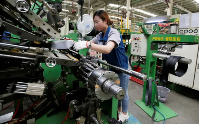 Lucros Industriais da China Disparam em Março: Recuperação Desigual e Riscos Globais em Meio à Guerra no Irã