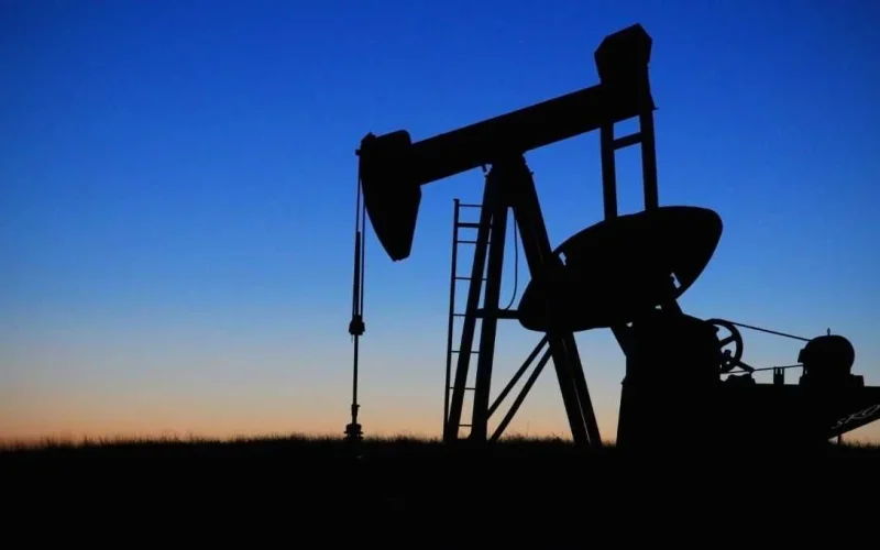 Petróleo Dispara Mais de 2% com Impasse EUA-Irã: Estreito de Hormuz Fechado e Futuros em Alta