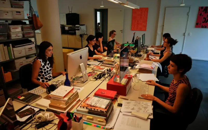 Emprego Feminino Dispara 11%, Mas Salários Devagar: Entenda a Persistente Desigualdade Salarial no Brasil