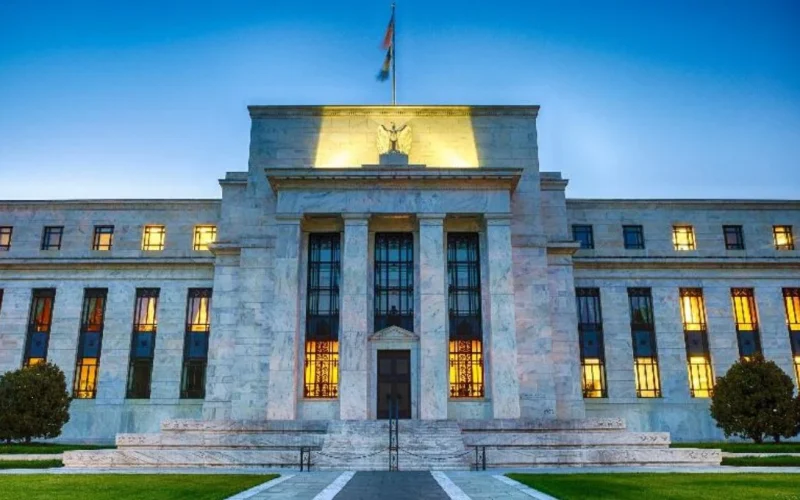 Powell Segura os Freios: Fed Mantém Juros Altos e Deixa Cortes em Banho-Maria; Quando a Virada Monetária Acontecerá?