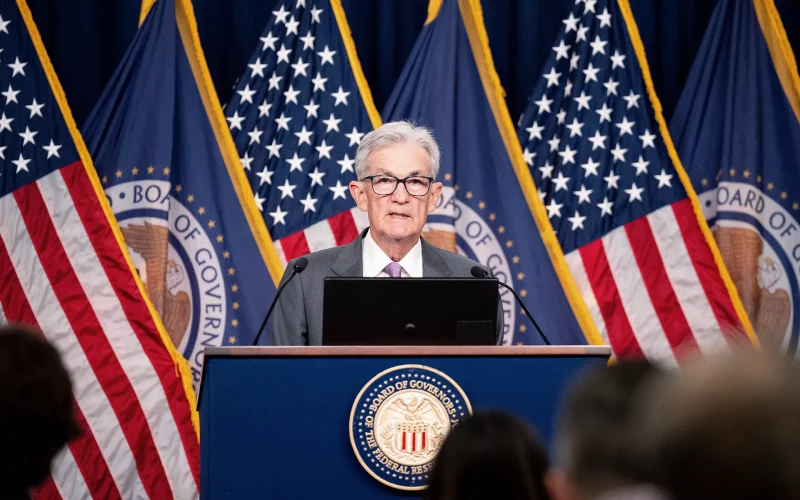 Fed Mantém Juros na Última Reunião de Powell, Mas Racha Histórico de 3 Décadas Sinaliza Incerteza Futura