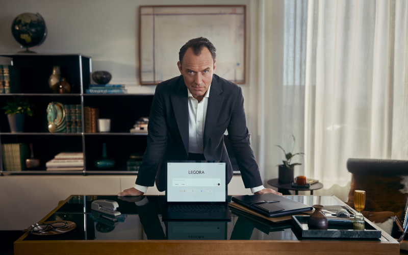 Legora Atinge US$ 5.6 Bilhões e Disputa com Harvey se Intensifica em Guerra de Marketing Legaltech