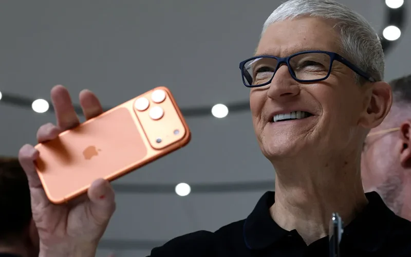 Tim Cook Deixa o Comando da Apple com Vendas Recordes, Mas um Futuro Desafiador com Escassez de Chips