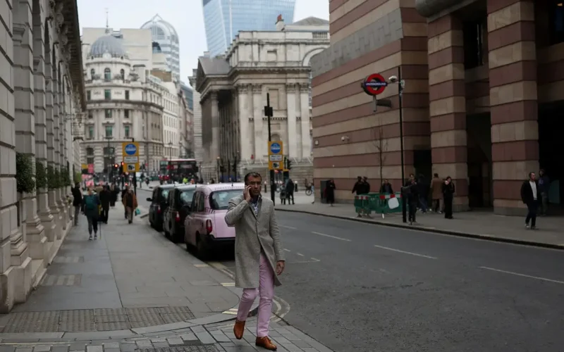 Bolsa de Londres em Estagnação: Guerras, Juros e Balanços Moldam o Cenário para Investidores
