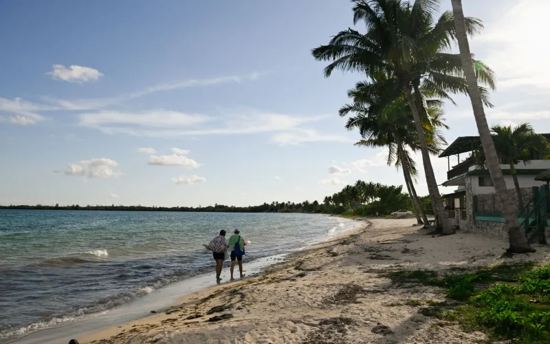 Turismo em Cuba em Colapso: Crise Energética Devasta Receitas e Afasta Visitantes em 48%