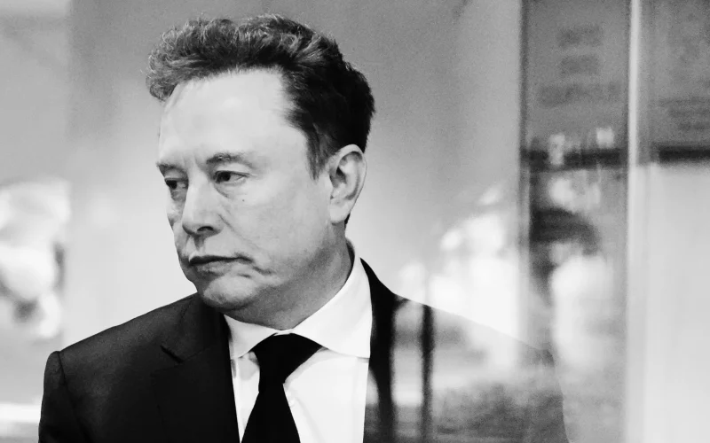 Guerra de Titãs da IA: Musk acusa OpenAI de traição e alerta para risco existencial, mas xAI usa modelos rivais