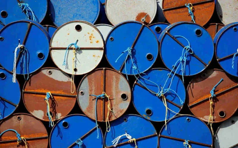 Petróleo em Montanha Russa: Queda com Paz do Irã, Mas Brent Dispara 9% na Semana. O Que Vem Por Aí?